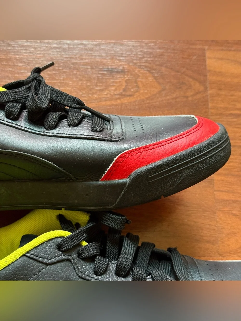 Puma Caracal sneakers men's size 7.5 women's size 9 black high-risk red nrgy